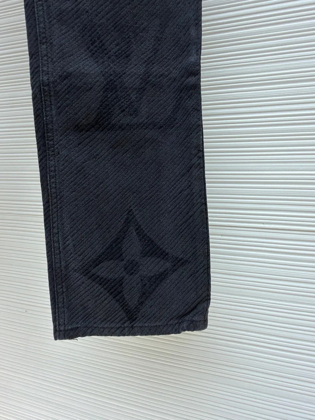 LOUIS VUITTON gradient letter jeans ●Original version: purchased and developed by 17726 ●Item number: 1680830-B45 ●Fabric: denim fabric ●Technology: Tie-dye process ●Version: fitted version ●Weight: about 710 grams ●Size: 30-32-34-36 ●Description: The tie-dye process interprets the dreamy colors of the Northern Lights. It is not only fashionable and versatile, but also enhances the aura and becomes the focus of attention. It can be matched with the same style to create a fashionable look and control various occasions. The overall wiring is straight and delicate, the fabric is comfortable and soft, and the color is consistent without color difference. It can be matched with the same style to create a fashionable look and control various occasions. Customized accessories, complete with three standards, same style for men and women!